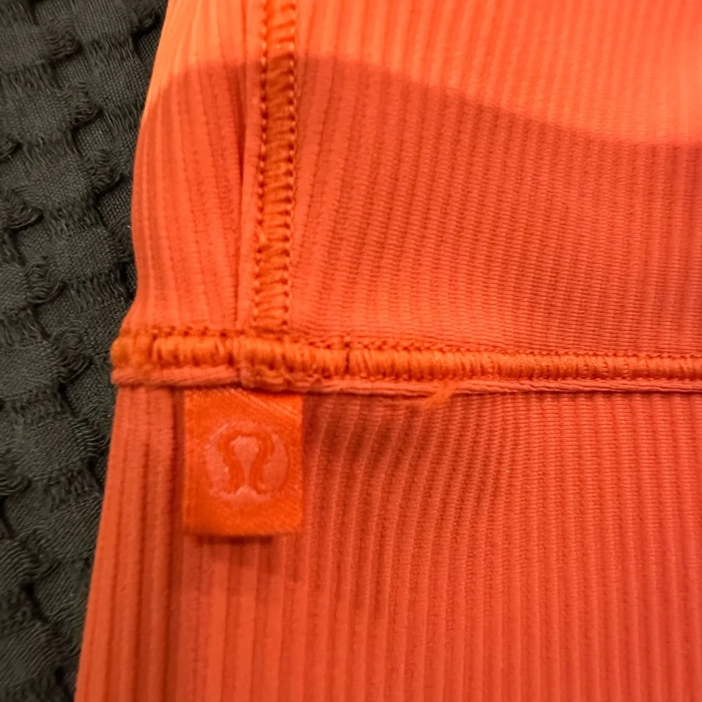 Lululemon Power Pivot Tank - size 4 - Picture 4 of 5